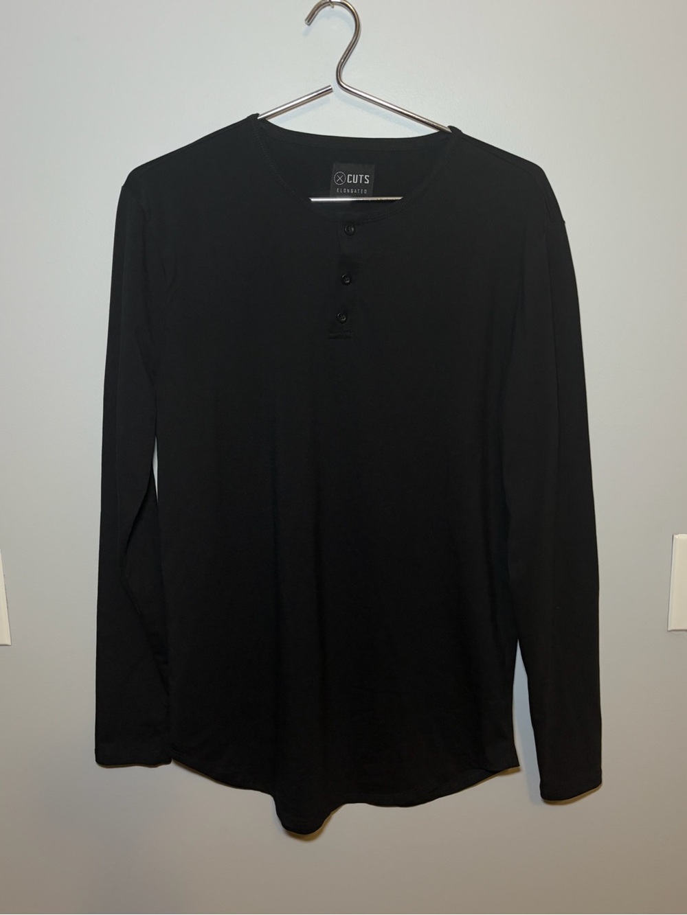 Cuts Clothing Black Long-Sleeve Henley Shirt | Size M
